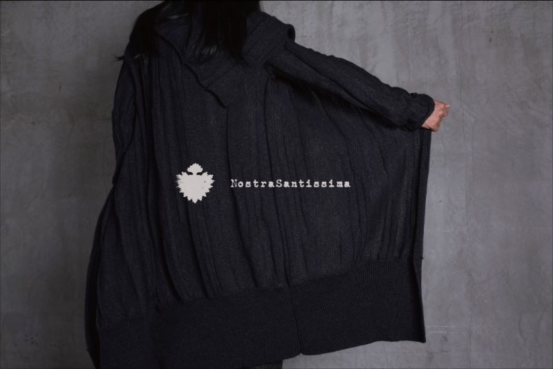 今季当店が新たにセレクトしたブランド、Nostra Santissimaの新作アイテムを1点アップ致しました。